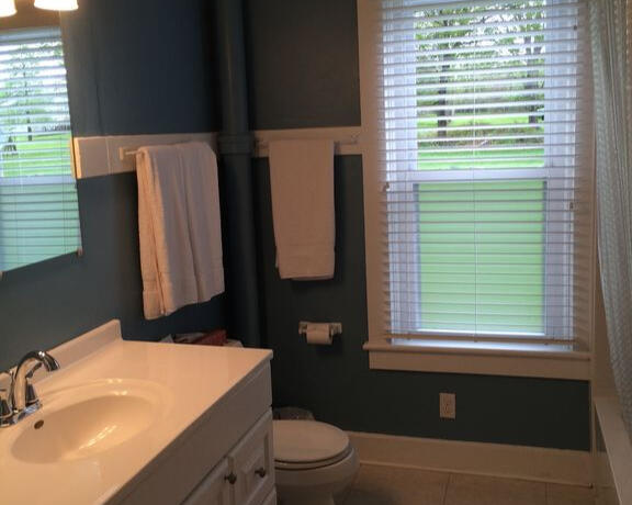 Downstairs bathroom (off kitchen)